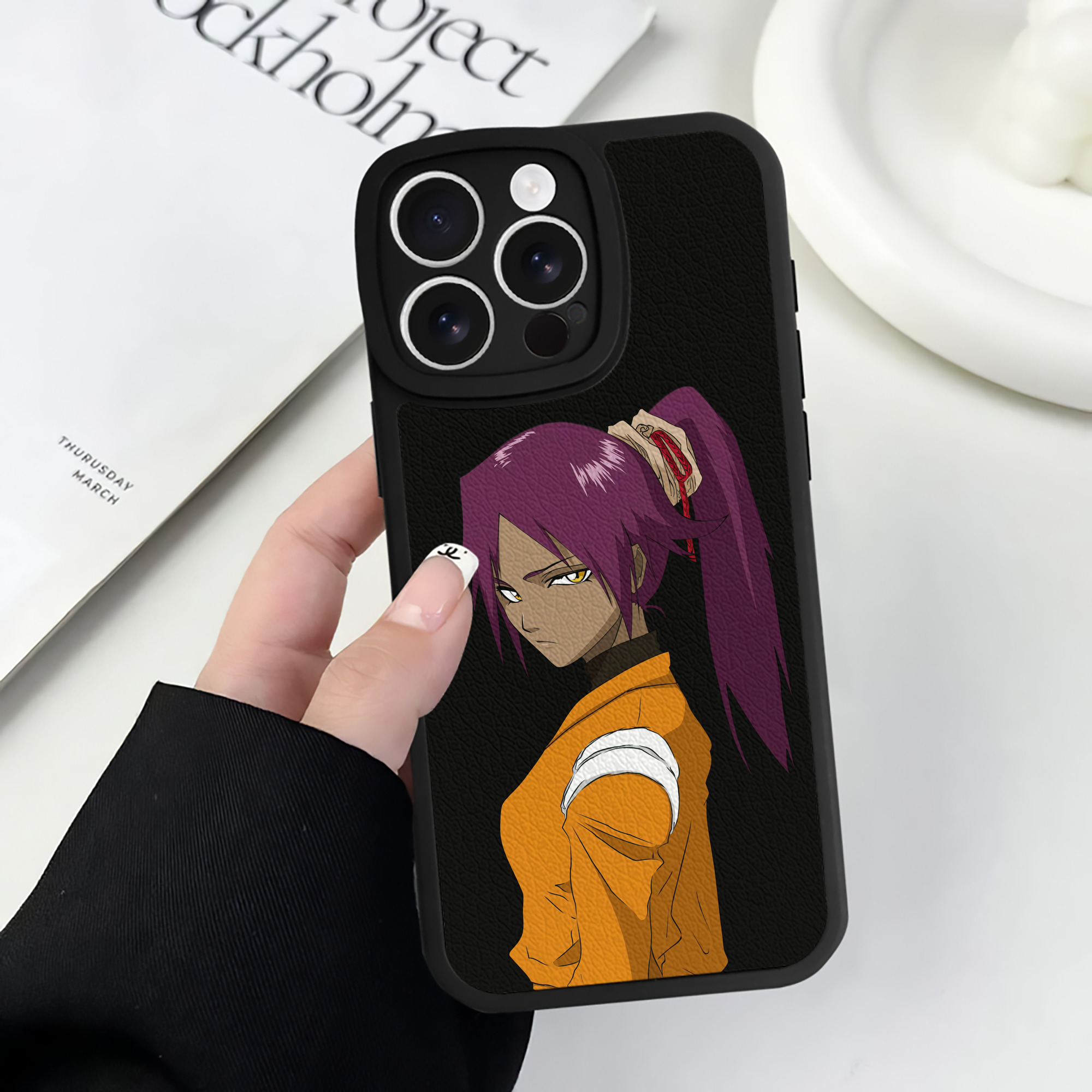（画像用） ブリーチ 四楓院 夜一（しほういん よるいち） BLEACH Shihouin Yoruichi 【iPhone 16シリーズ対応】シリコンスマホケース（レザー調） 材質：シリコン